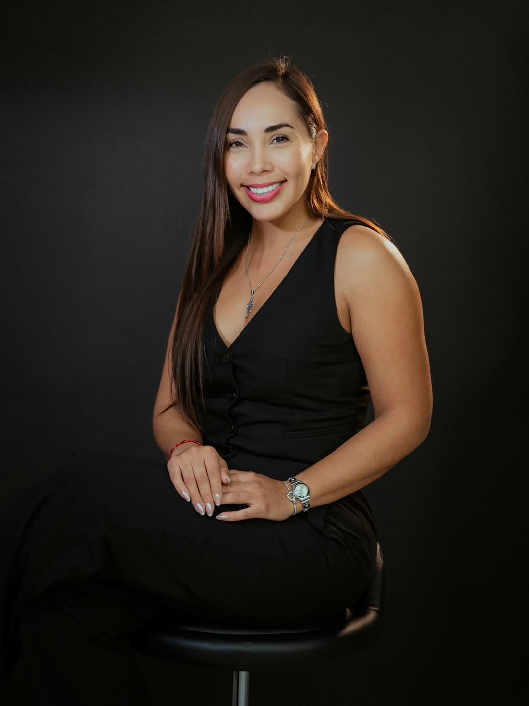 Dra. Mayra Acosta analizando un diseño digital de sonrisa